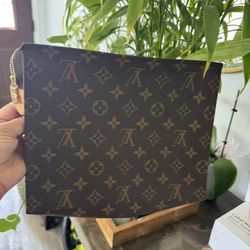 LV Poche Toilette 