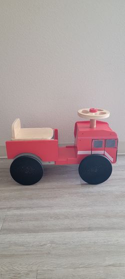 Wooden Ride-On Fire Truck / Camión de Bomberos de Madera