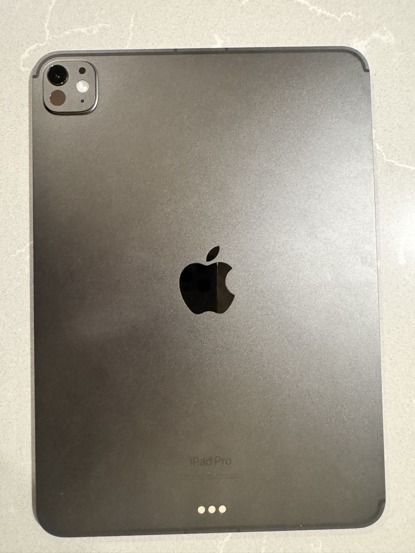 iPad 11” M4 256gb- Like New, Apple Care Eligible