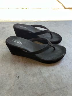 FLOJOS WOMENS WEDGE THONG SANDLES BLACK