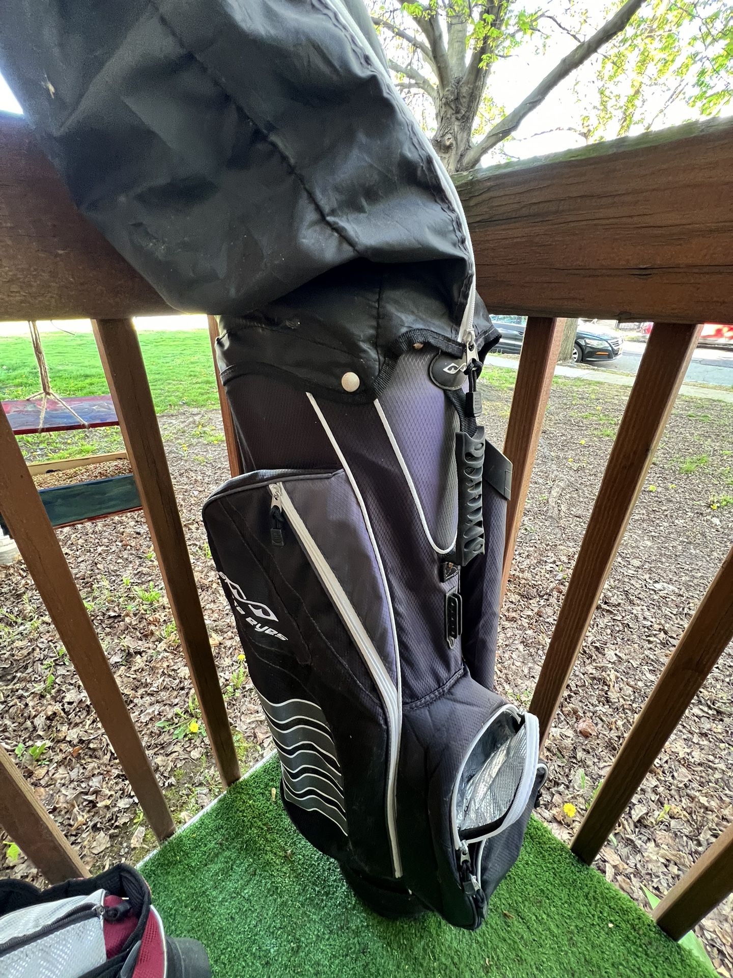 Snake Eyes Golf Cart Bag With Drink Cooler & 6 Golf Irons 