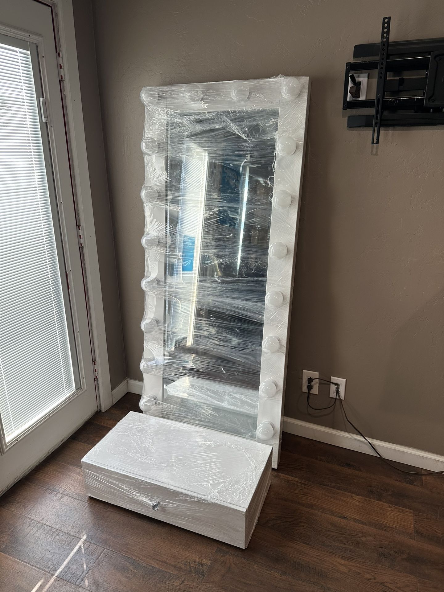 🚩🚩 $10 Take Home Pay Latter-Mirror Lighted Drawer Box