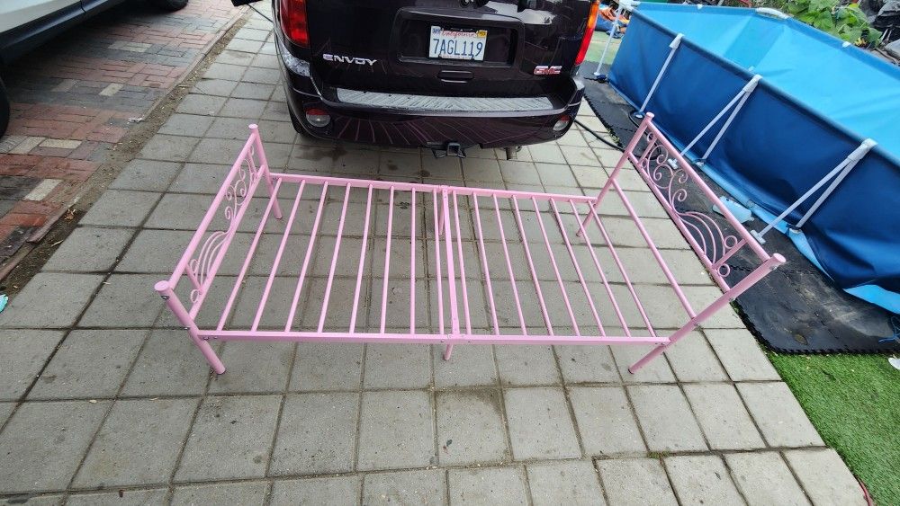 Twin BED