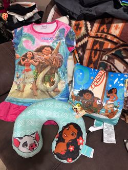 Little girls Moana bundle with size 4/5 pjs used once and new pillows