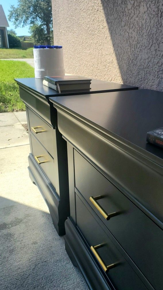 2 Gorgeous King Size Nightstands