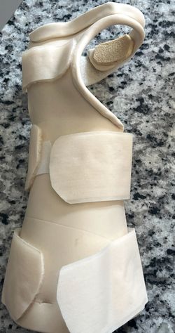 Medical forearm brace