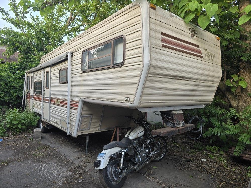 Free 30 Foot Camper - 5th Wheel Hook Up