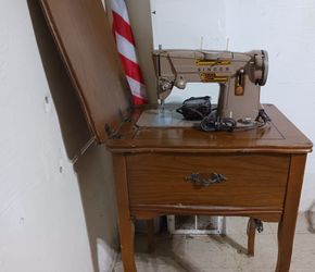 VINTAGE SINGER SEWING MACHINE WITH CABINET SOLD AS SHOWN & AS IS