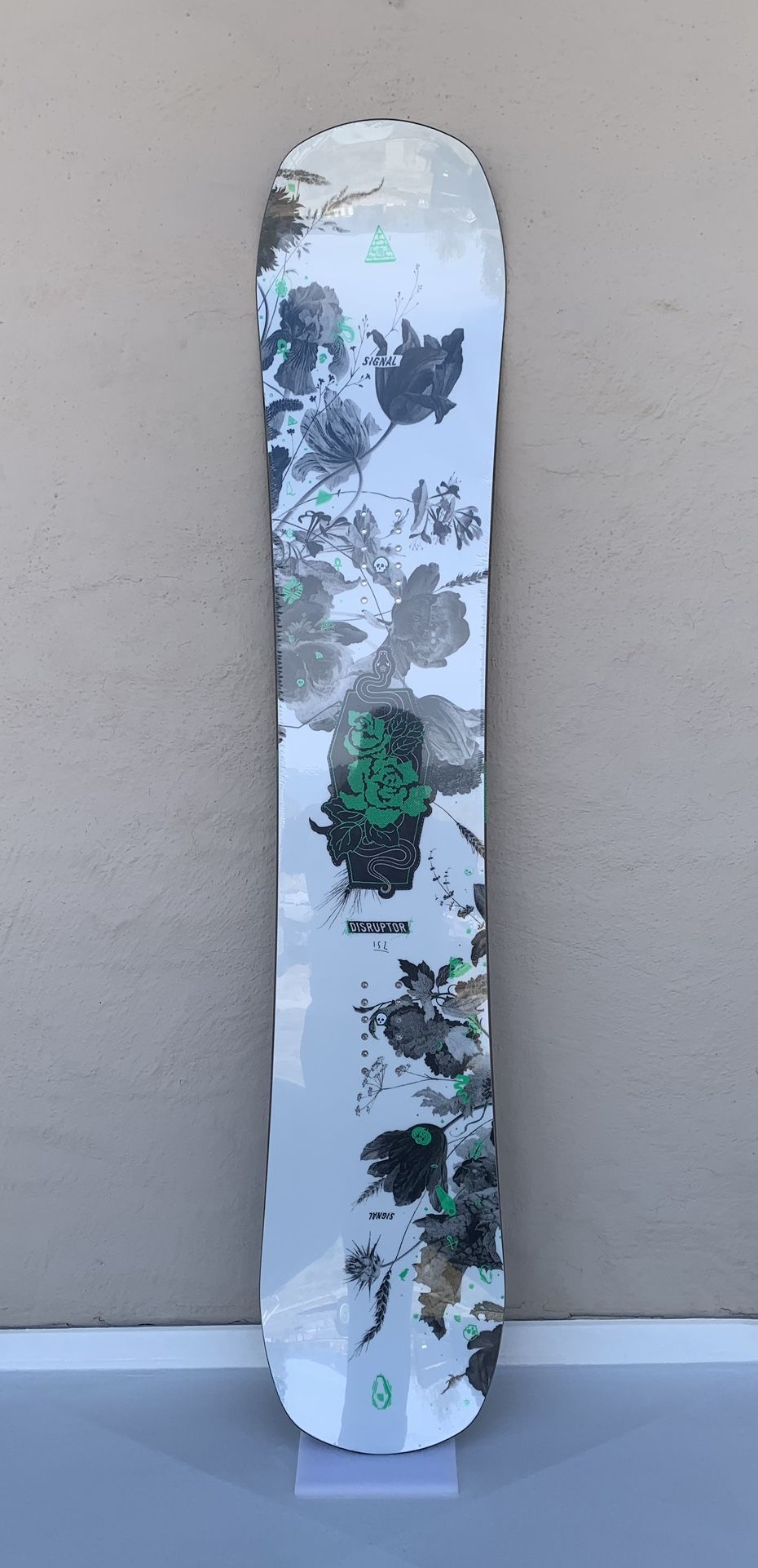 Signal Disruptor-In Bloom Freestyle Women’s Men’s Youth Snowboard 152cm for  Sale in Loma Linda, CA - OfferUp