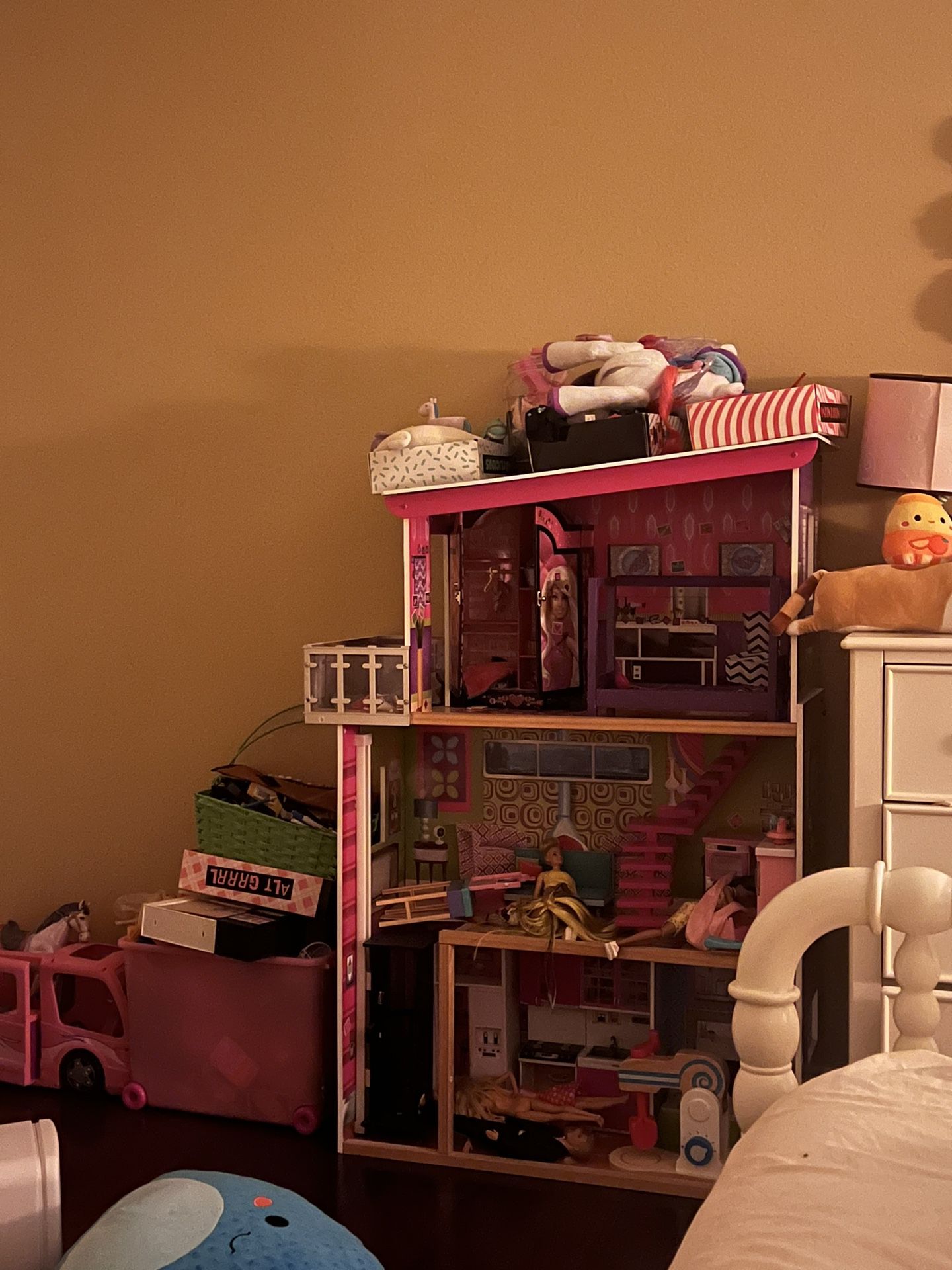 Barbie House With A Bunch Of Dolls And Other Accessories
