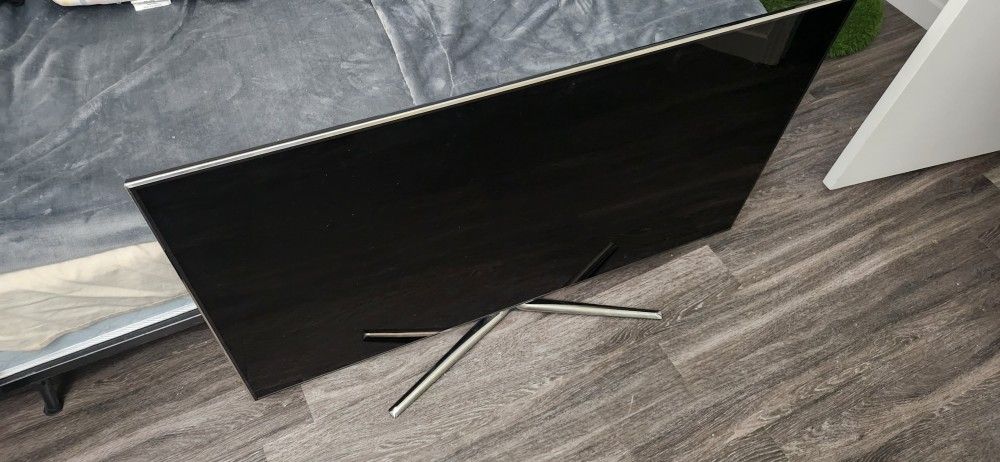 Used Samsung 55" TV with Roku 