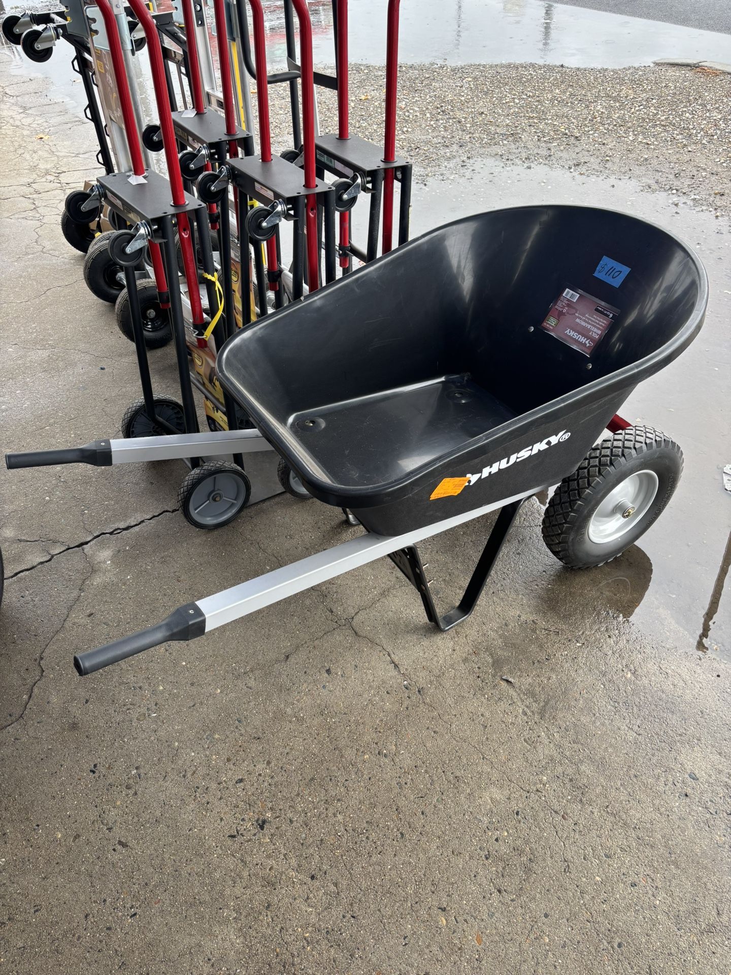 Husky 6 cu. ft. Poly Wheelbarrow with Dual Flat Free Tires, carretilla