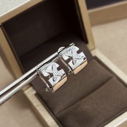 A simple and generous fashion earring
