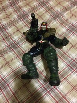 JUDGE DREDD STATUE