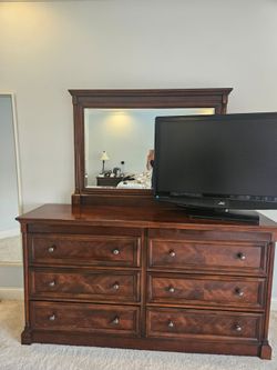 4 piece Elegant Dresser set