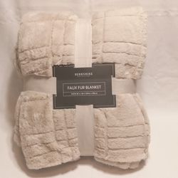 Berkshire Jacquard Queen Faux Fur Blanket 96in x 90in Tan 
