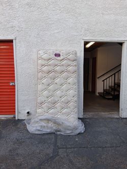 Thick sealy mattress pickup 2-11 pm rainbow/charleston cash only read description