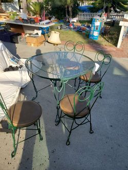 Twisted iron table set, very cute bring your best offer