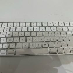 APPLE MAGIC KEYBOARD - Like New - Model A2450 - $ 80 