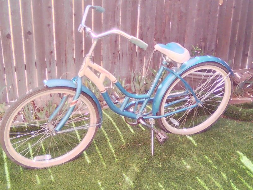 Schwinn Legacy 26 Inch Cruiser