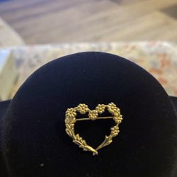 Pretty Small Gold Tone Heart Brooch