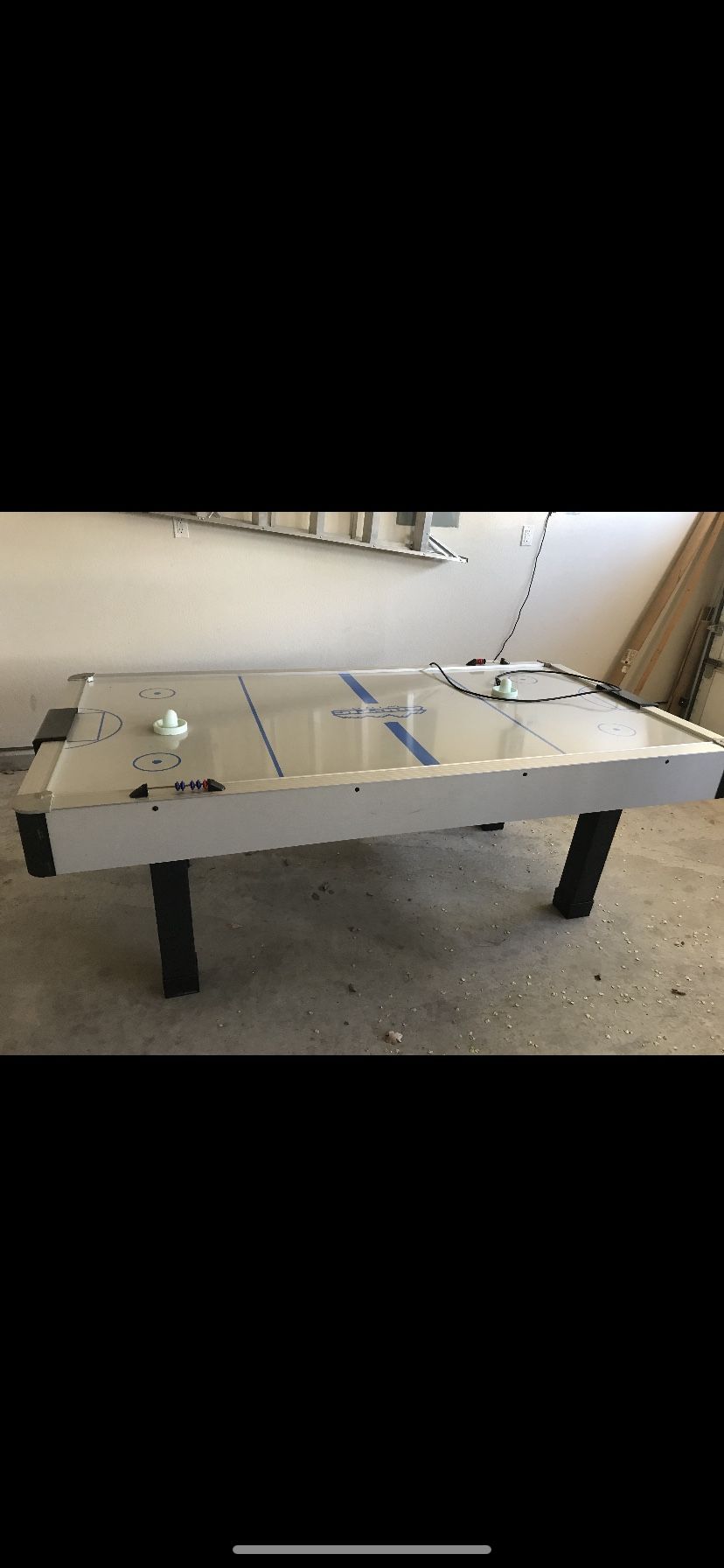 Air hockey table