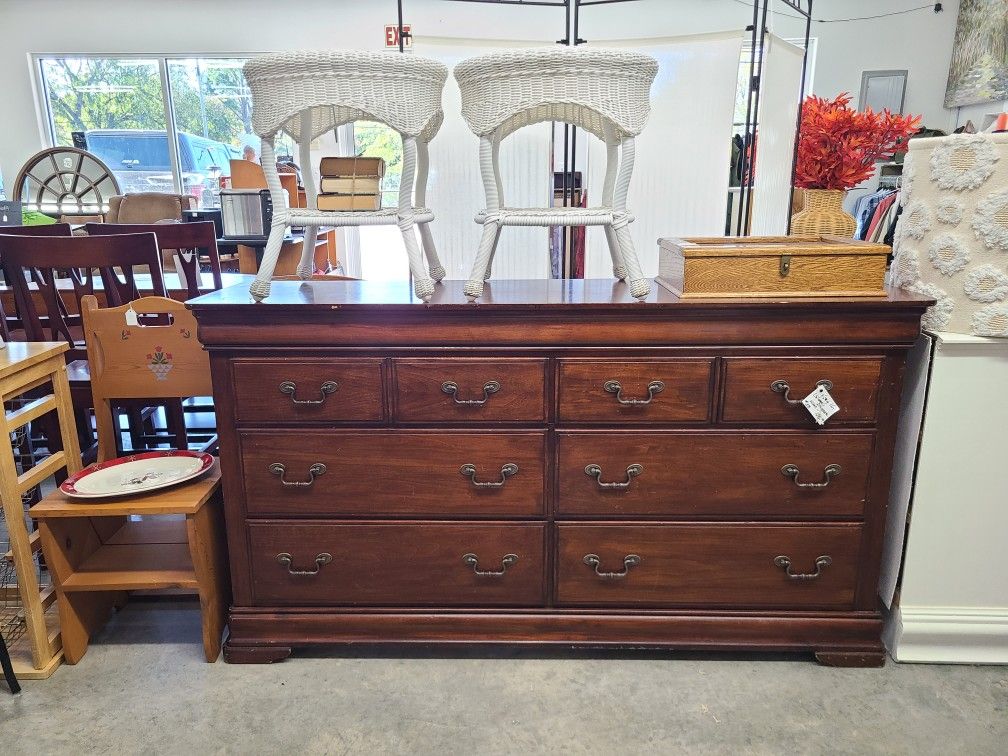 Bee Vee's Flea Market