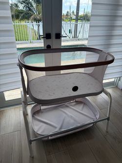 Maxi Cosi Baby Bassinet with Storage Shelf