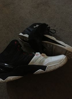 Tennis shoes