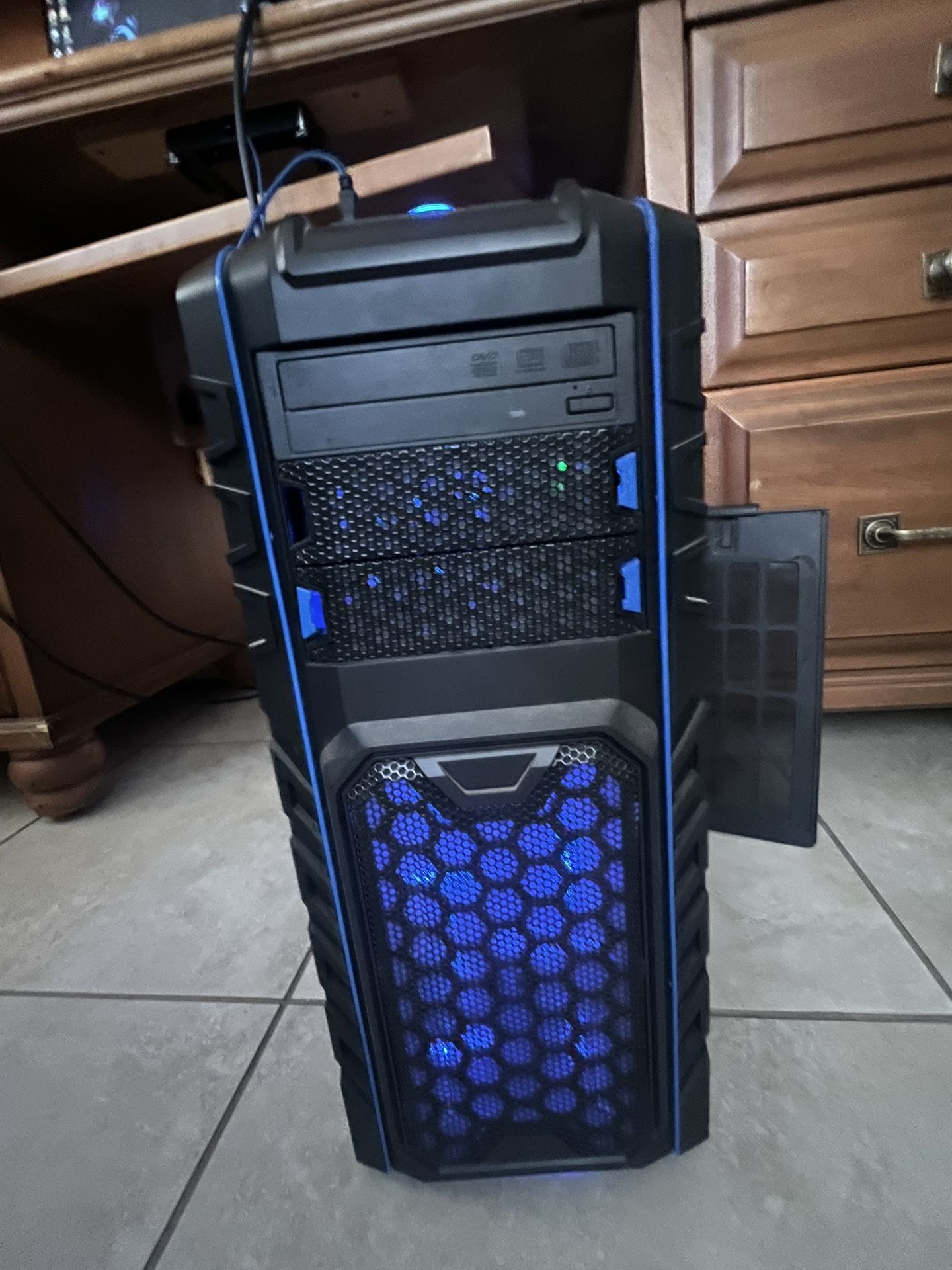 Computer, Monitor, Mouse, And Keyboard Set