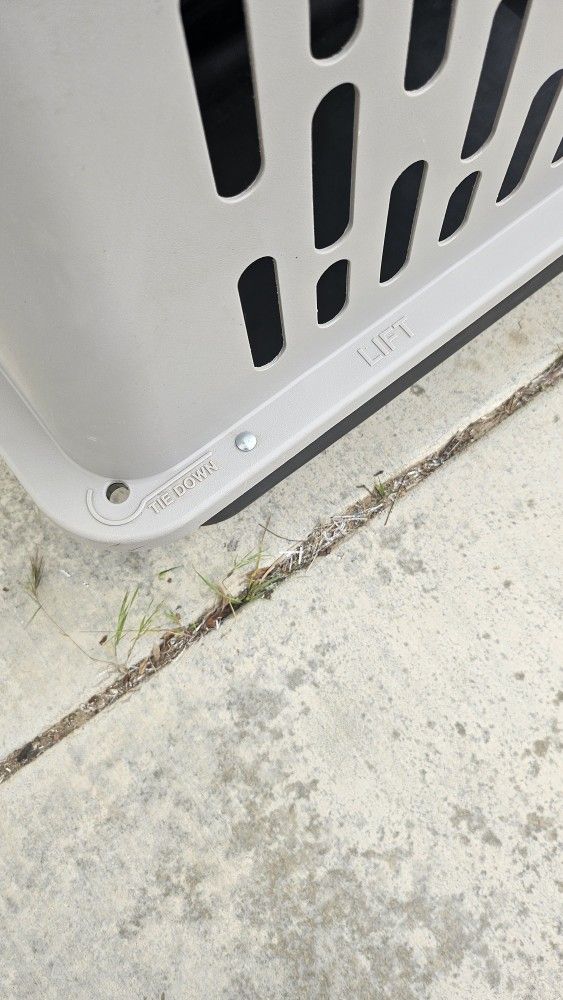 LARGE DOG KENNEL 34L X 23 W X 28H