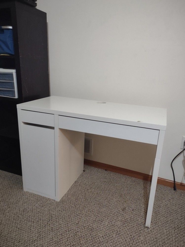 White Desk for Sale in Baraboo, WI OfferUp