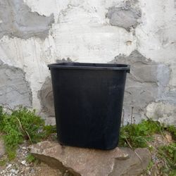 Rubbermaid Waste Basket 