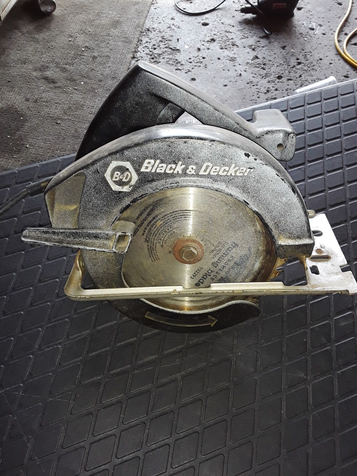 ELECTRIC BLACK & DECKER CIRCULAR SAW...WORKS GOOD