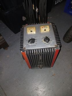 Old school battery charger 6 volt 12 volt has timer works very good