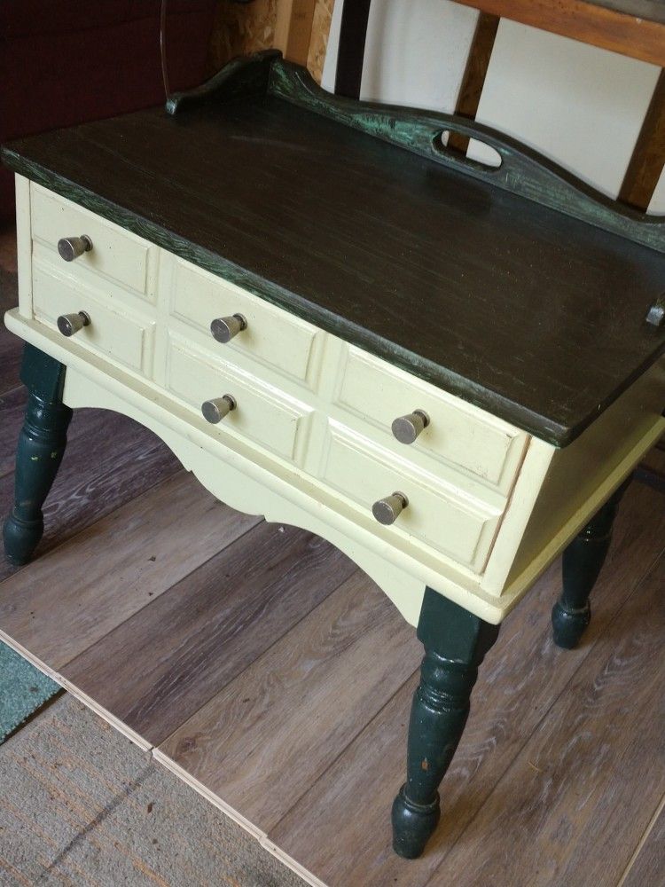 Retro End Table With 1 Drawer