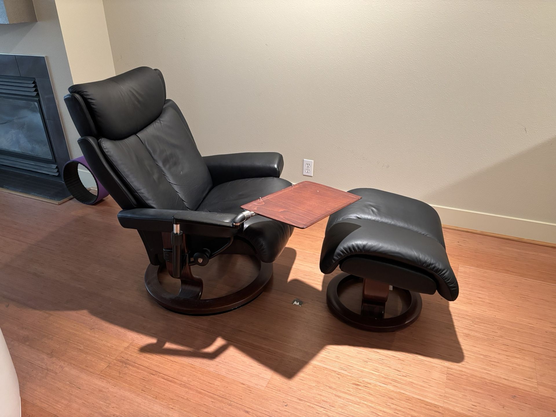 Scandinavian Genuine Letter Recliner With Adjustable Laptop