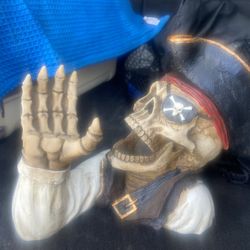 Pirate skeleton statue