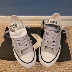 **NEW**Women's Converse Shoes - Size 7