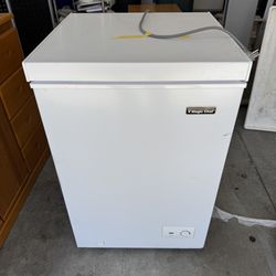 Magic Chef 3.5 cu. ft. Manual Defrost Chest Freezer in White Excellent Condition Like New 