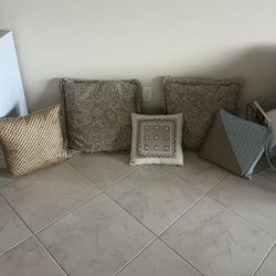 5 Decorative Throw Pillows  Like New 