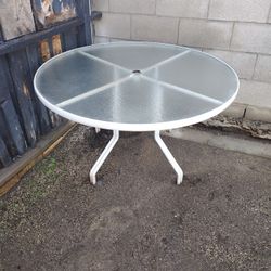 Round Glass Outdoor Table $50 Firm Cash Only Pick Up Only In Bakersfield In The 93308 Area No Holds 