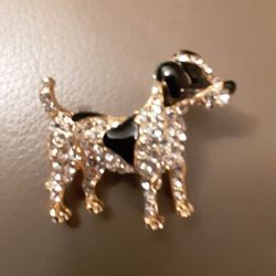 Gold tone Metal Dog-shaped Brooch.
