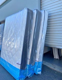 Urgent SALE ~ Brand New Mattress with box spring Available !! (Cash On Delivery)