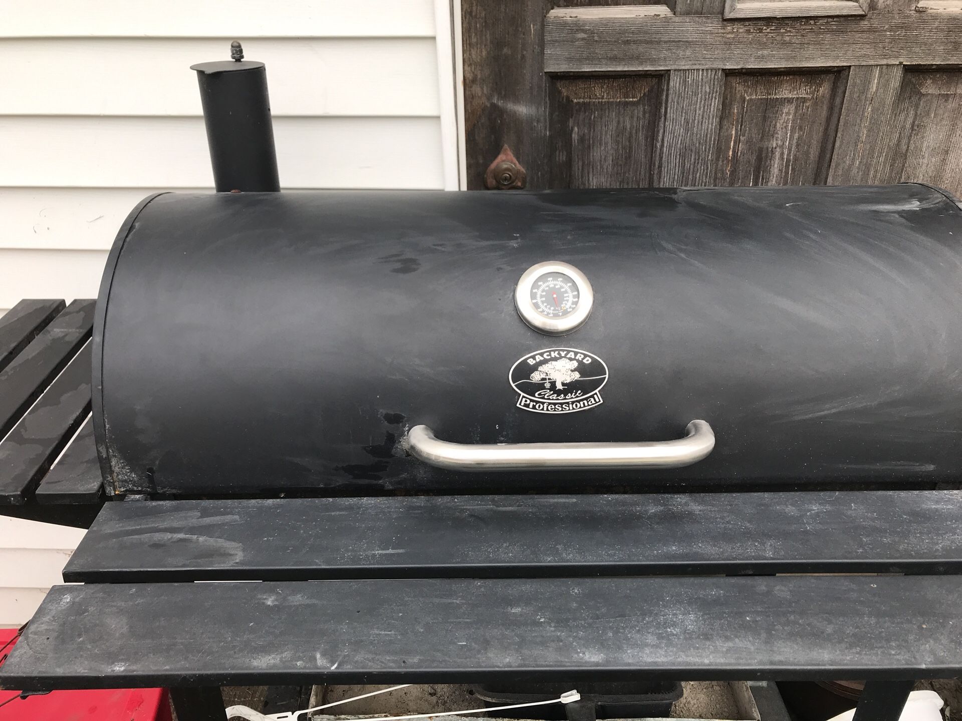Backyard classic professional charcoal grill