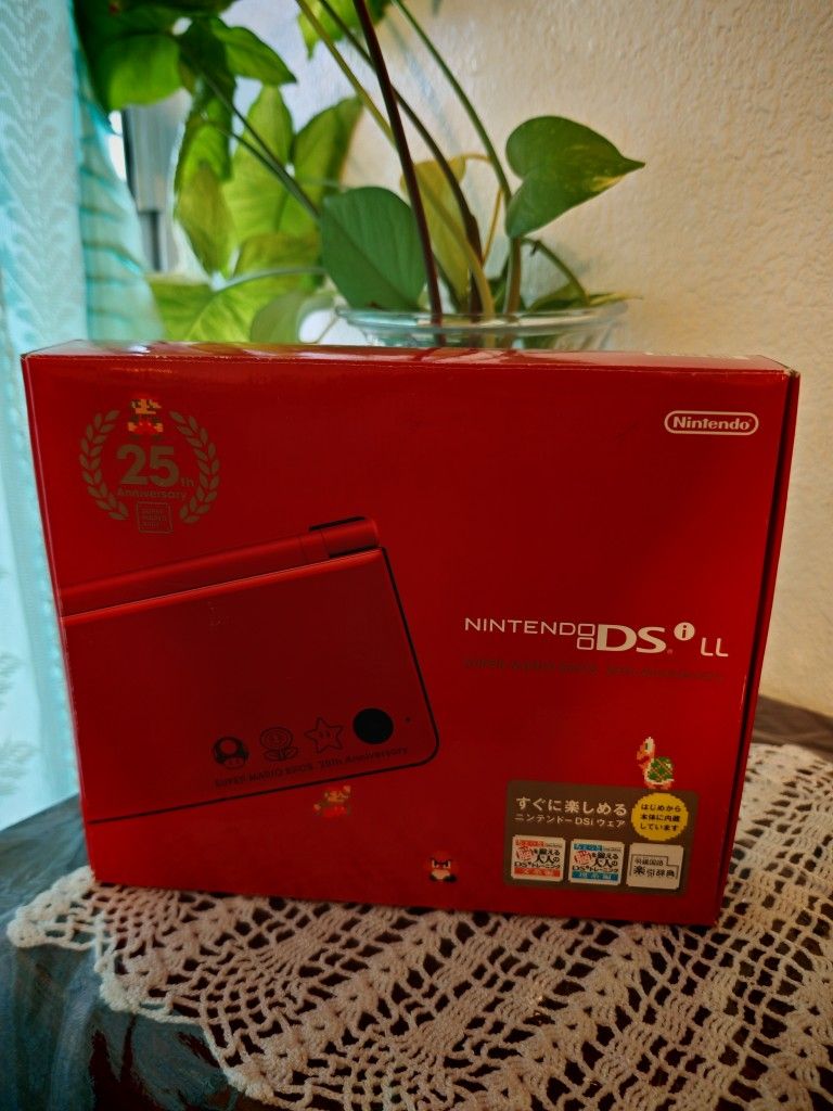 Nintendo DSi LL 25th Anniversary Super Mario