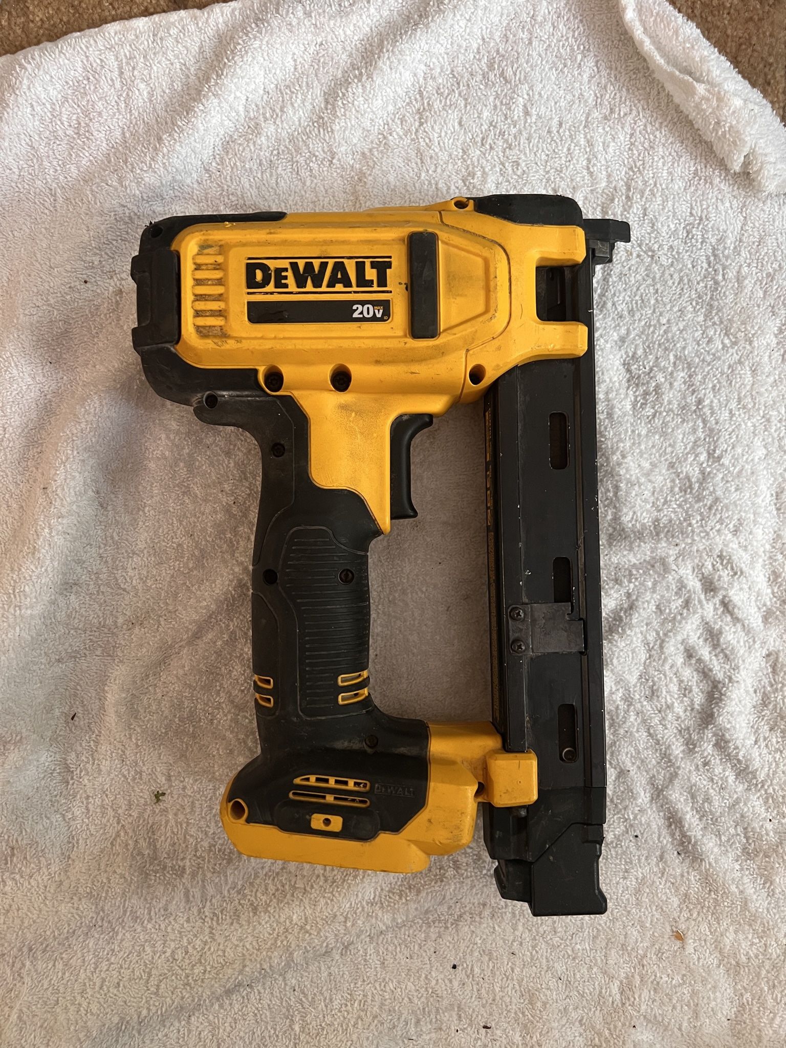 Dewalt 20v Cable Stapler DCN701