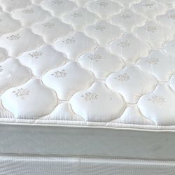 Nice 🌟❤️QUEEN 🌟❤️MATTRESS 🌟❤️AND BOX SPRING 