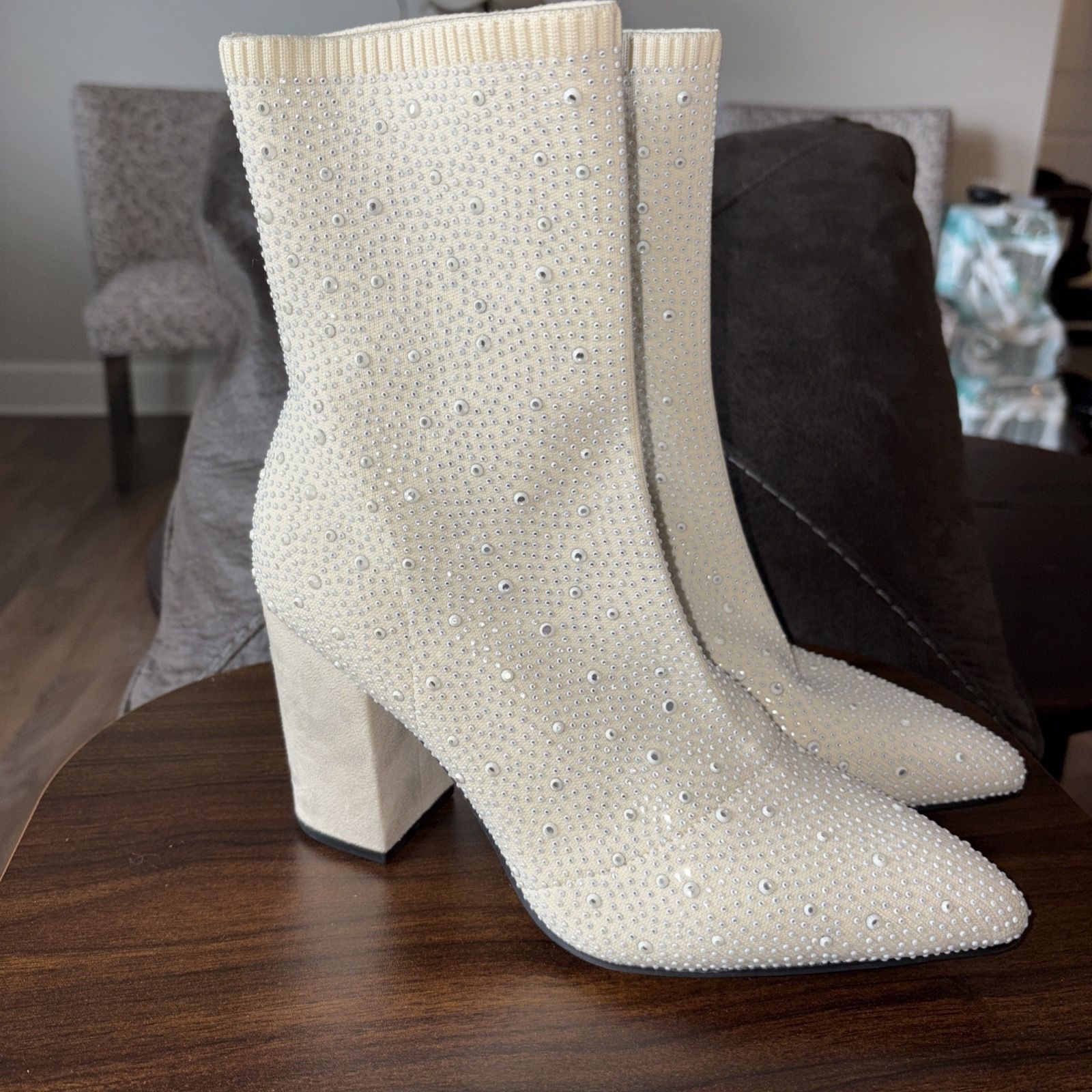 Tristan Mia  off knited white pebble booty boots size 9 M