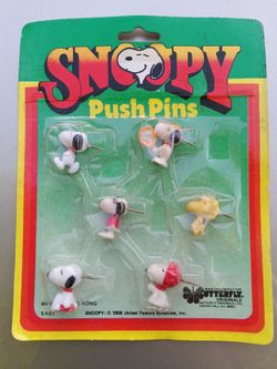 1058 Snoopy push pins
